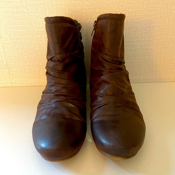 Baretraps, Slouchy Style Brown Ankle Boots, Textile Upper, Hidden Wedge Heel 8M - Picture 3 of 8